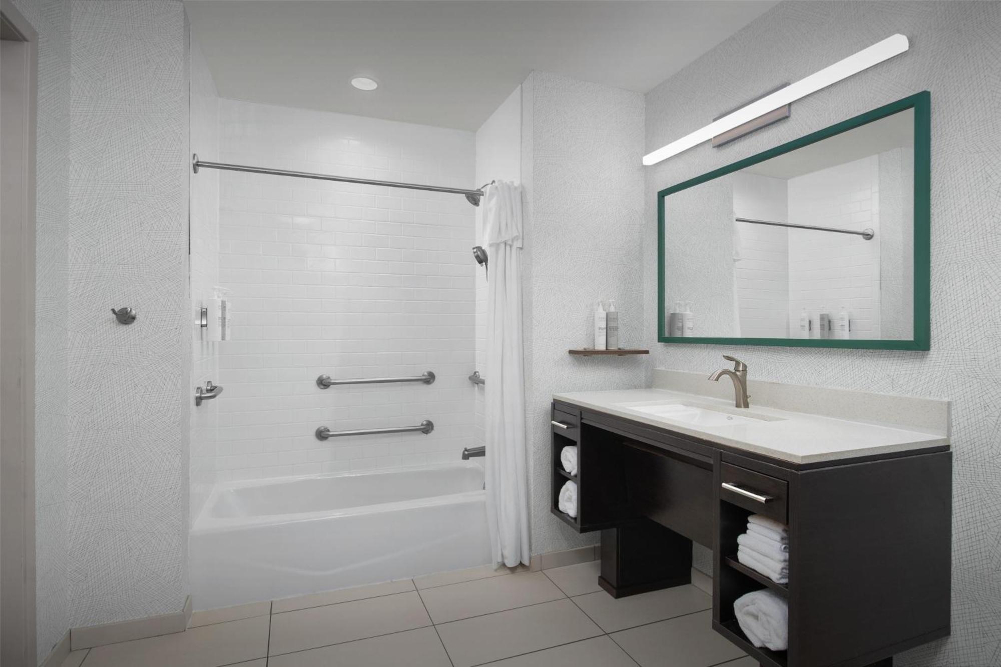 Hotel Home2 Airport 3*